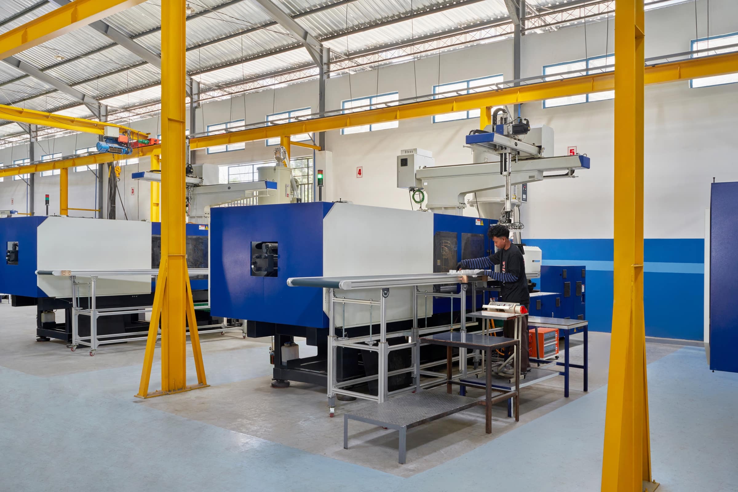Pabrik dan fasilitas injection molding modern Merak Plast